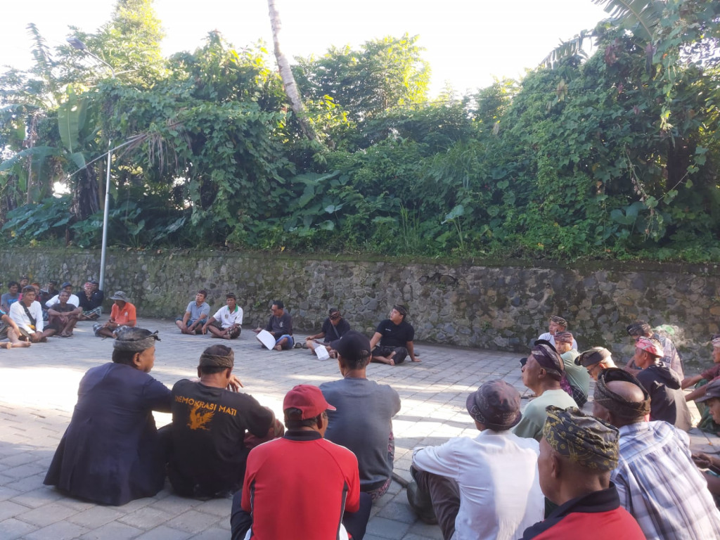 KK Warga Banjar Adat Kasianan Gotong Royong Bersihkan Jalan Jelang Hari Raya Kuningan